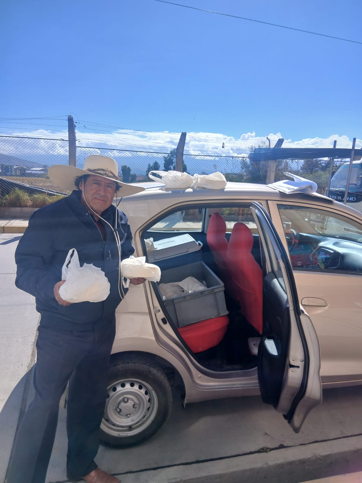 Severiano Berrocal, fundador de Lácteos BeGus, recogiendo productos en Pampa Cangallo
